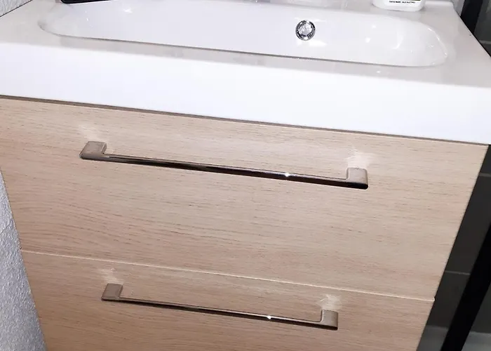 - 2 Pieces, Casier A Ski, Pres Des Bus - Fr-1-517-62