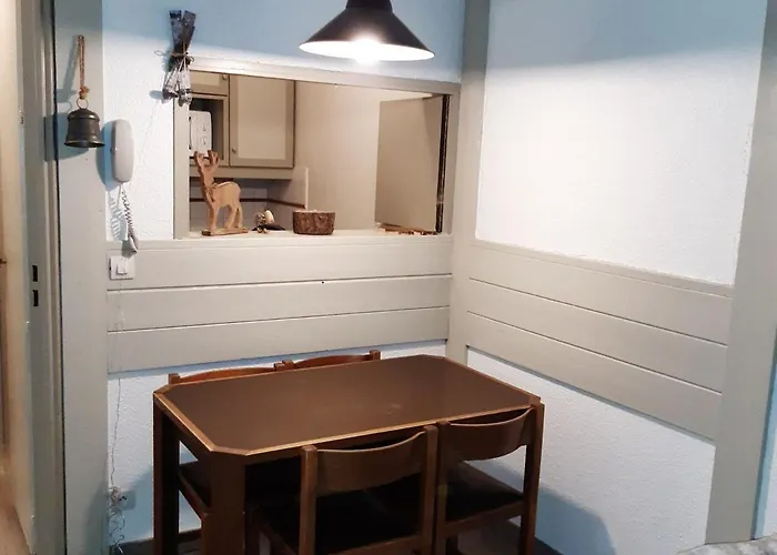 - 2 Pieces, Casier A Ski, Pres Des Bus - Fr-1-517-62 * شامونكس